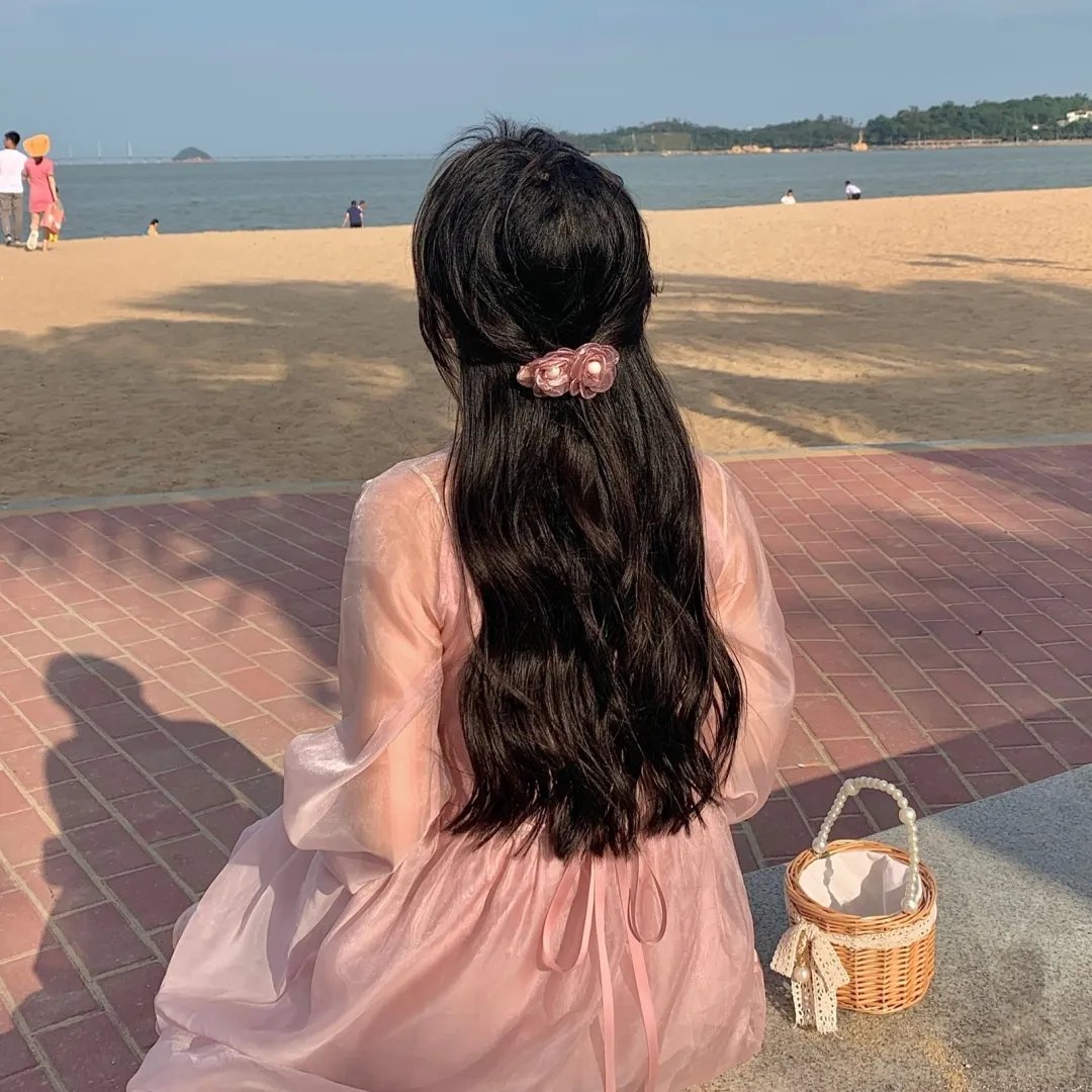 不装了，我姐姐是首富